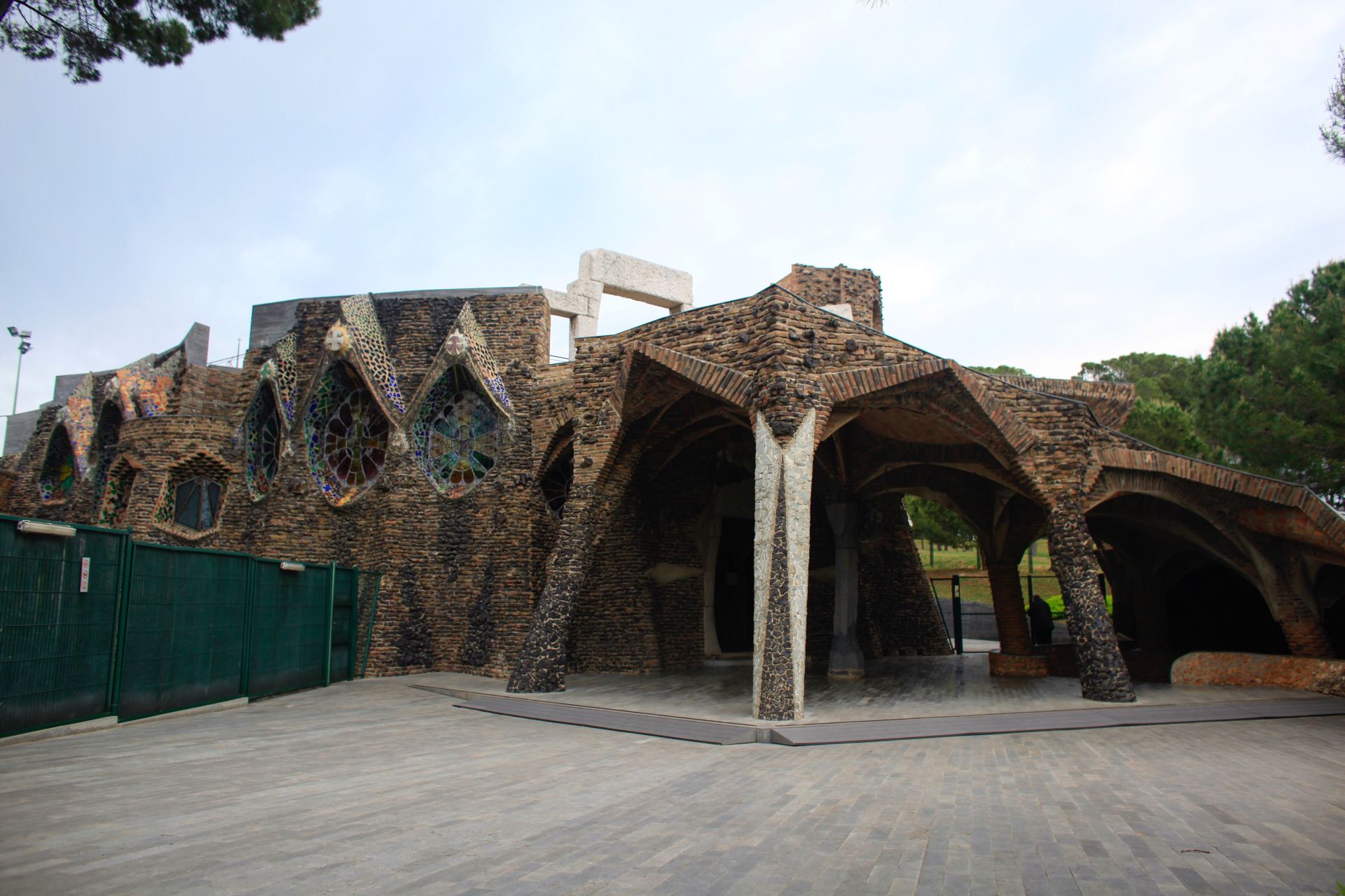バルセロナ郊外にあるアントニ・ガウディ設計の「コロニア・グエル教会」を訪ねる。 oh! my ブログ