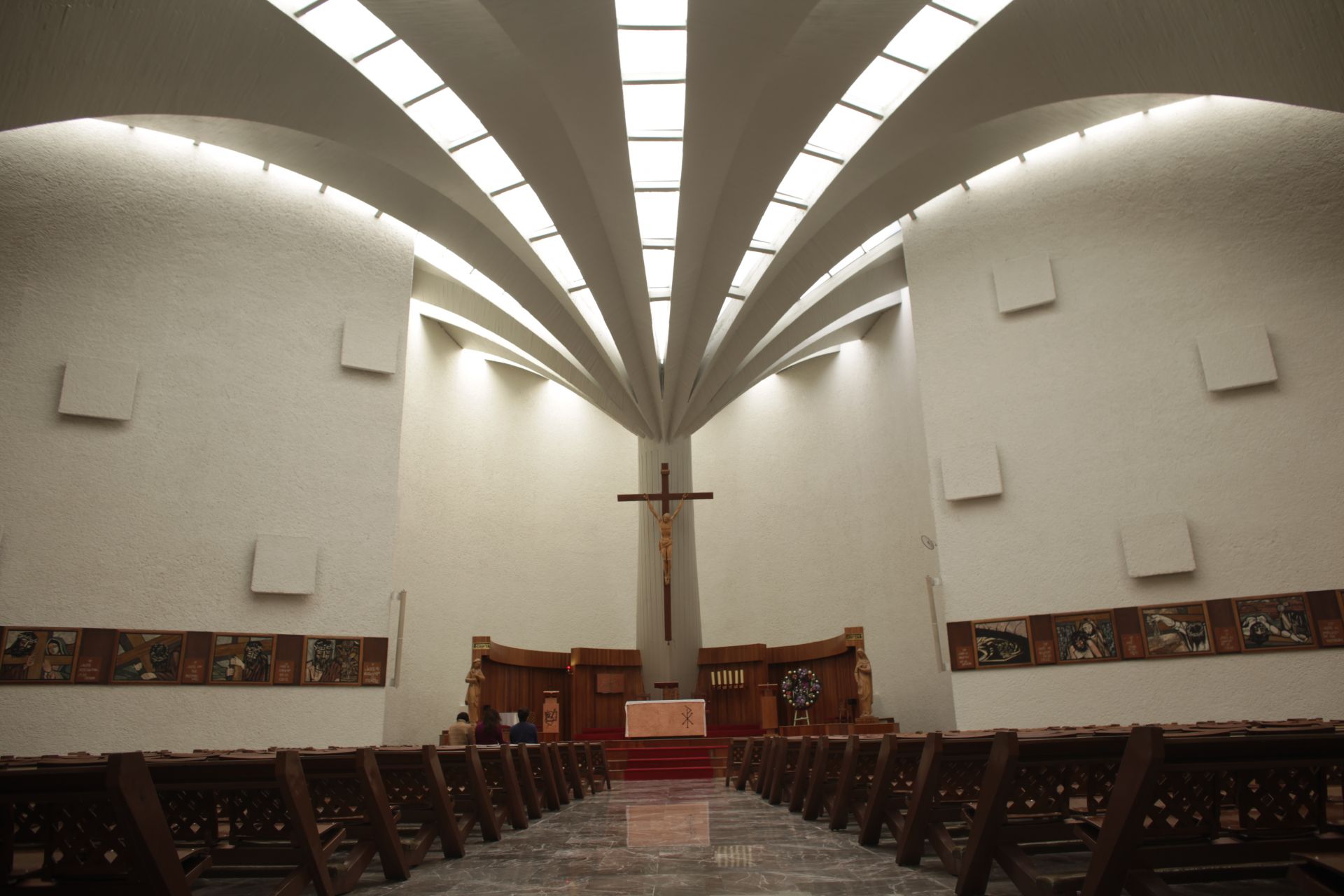 有機的なHPシェル構造の屋根が美しいフェリックス・キャンデラの「サンタ・モニカ教会」を訪問。