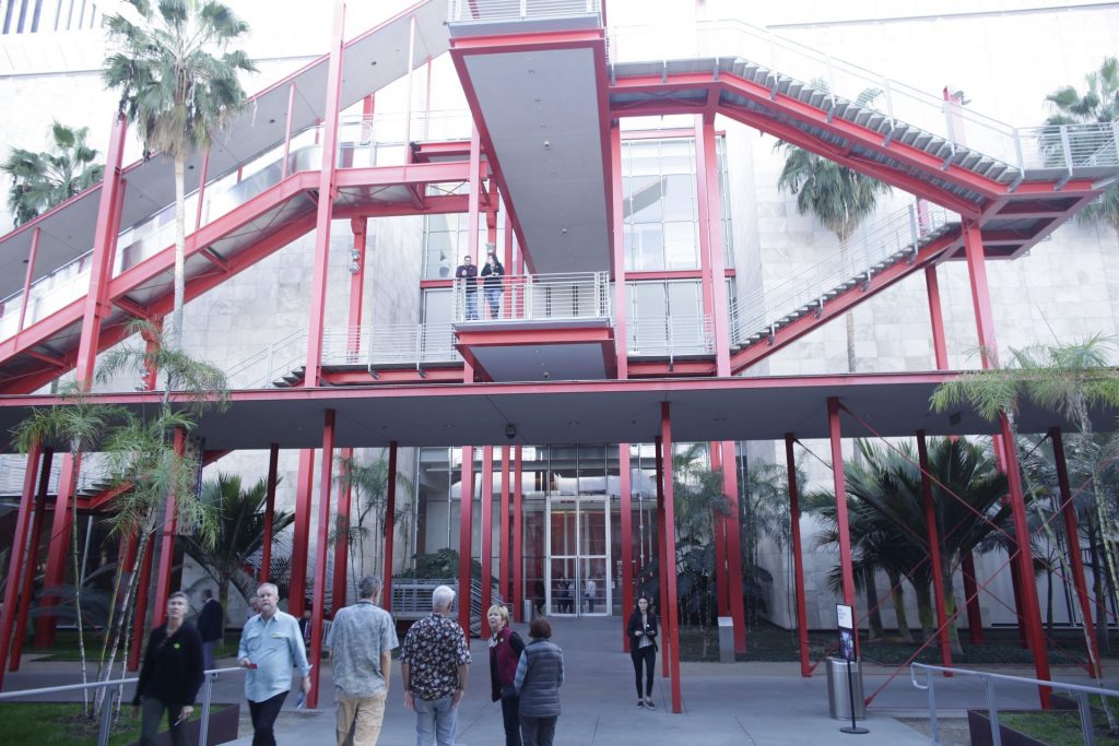 ロサンゼルスカウンティ美術館内にあるレンゾ・ピアノ設計の「ブロード現代美術館」を訪ねる。