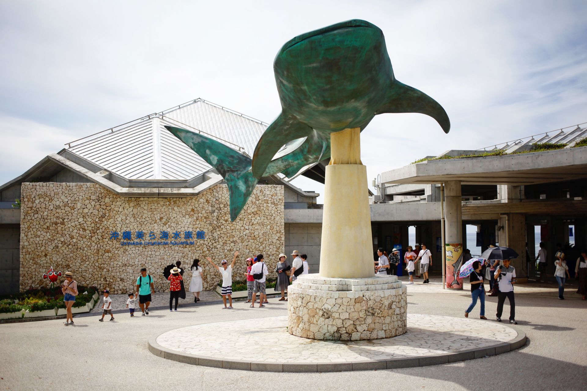 大水槽を泳ぐジンベエザメやマンタの迫力がスゴい 世界最大級の水族館 美ら海水族館 を再訪 Oh My ブログ