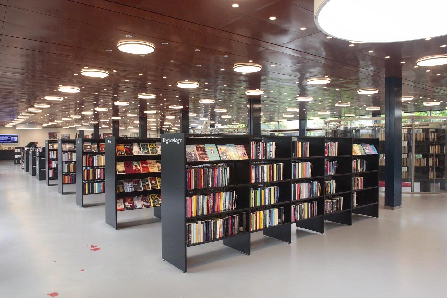 デンマーク コペンハーゲン近郊にあるアルネ ヤコブセンが手掛けた ルードブレ市立図書館 Oh My ブログ
